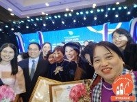 CÁC CHỊ EM TRANH NHAU CHỤP HÌNH VỚI THỦ TƯỚNG