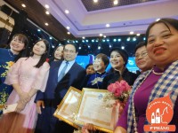 NHIỀU CHỊ EM ĐƯỢC CHỤP HÌNH VỚI THỦ TƯỚNG RẤT VUI