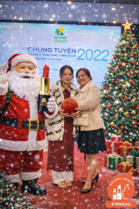 ÔNG GIÀ NOEL CẦM CÂY SON GẤC P'PHĂNG