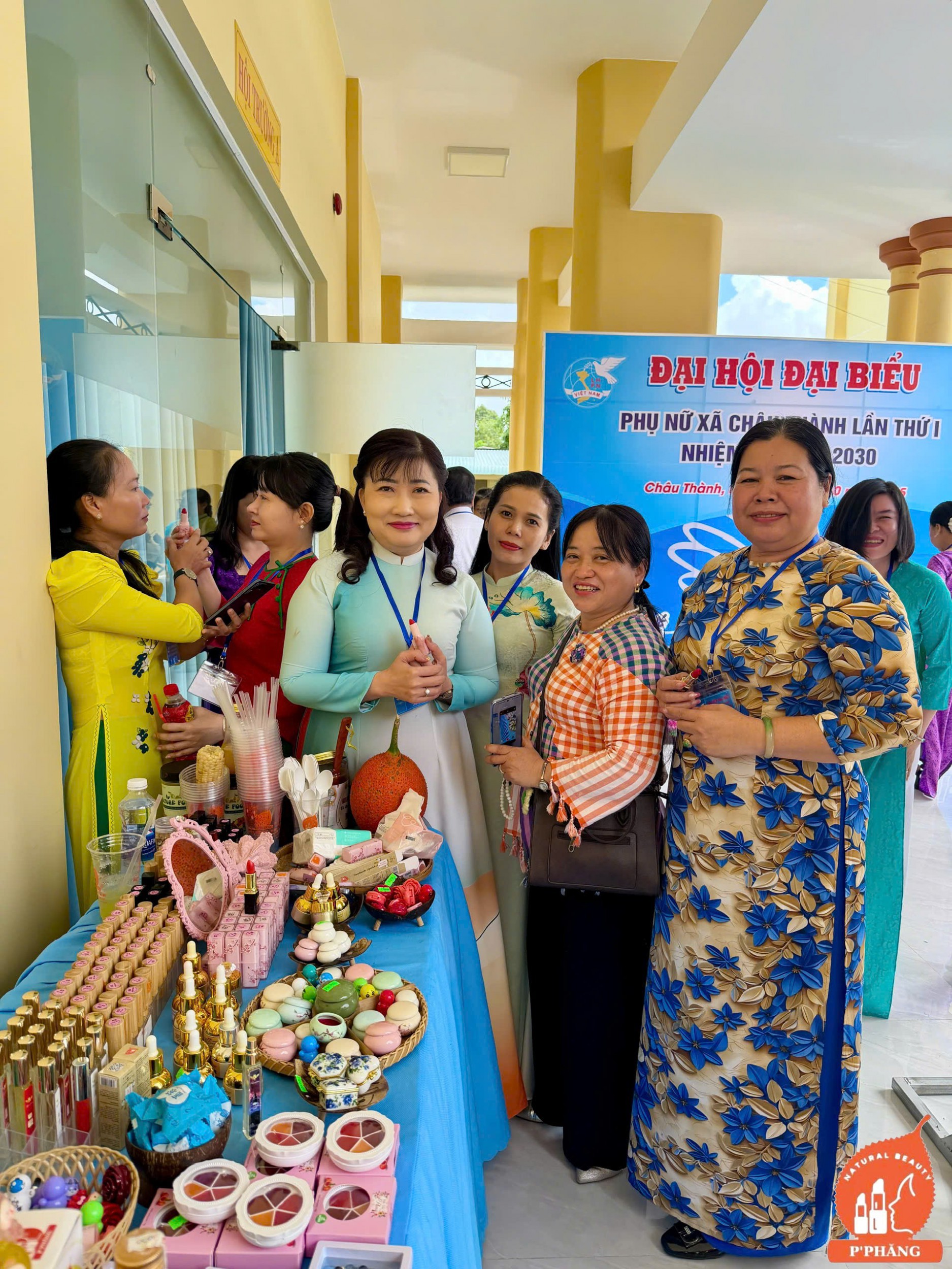 CHỊ DUY NGÂN PHÓ CHỦ TỊCH HỘI PHỤ NỮ TỈNH (ÁO DÀI XANH TRẮNG)