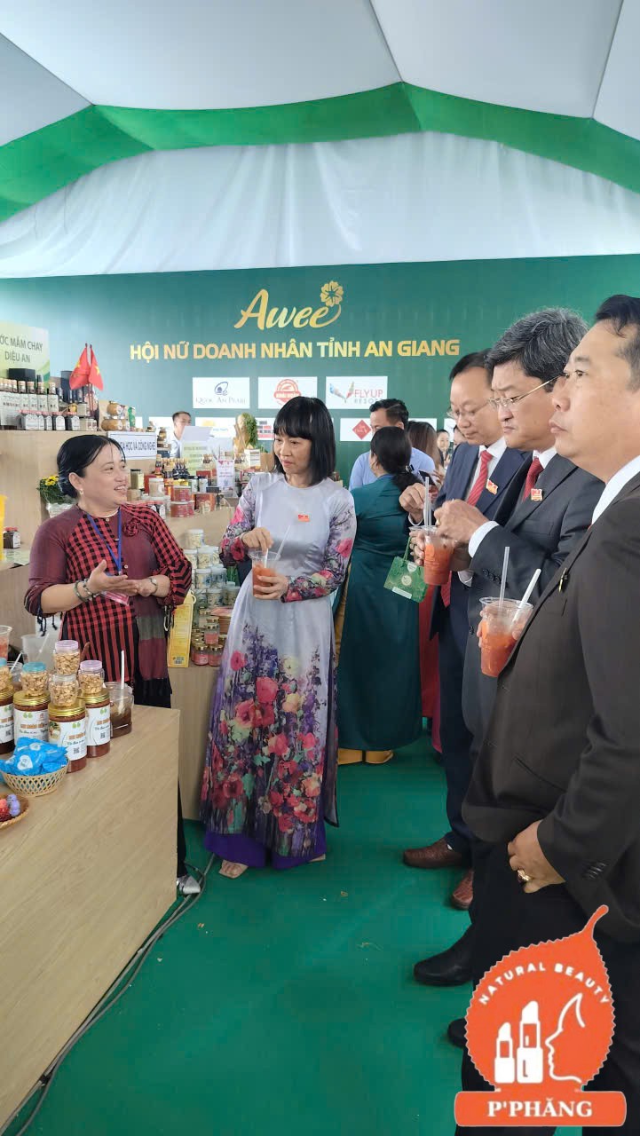 CHỊ LỤA GIÁM ĐỐC TRUNG TÂM XÚC TIẾN TỈNH VÀ CÁC SẾP BÍ THƯ XÃ GHÉ THỬ ĐÁ ME NGÀO GẤC