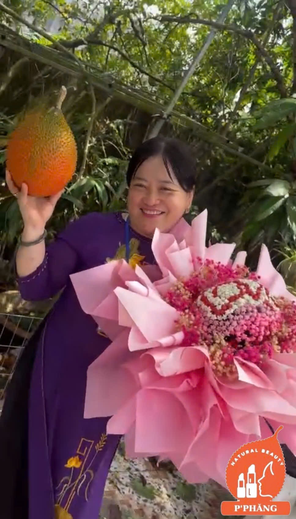 CEO P'PHĂN ĐƯỢC CON GÁI TẶNG BÓ HOA MỪNG 20 11