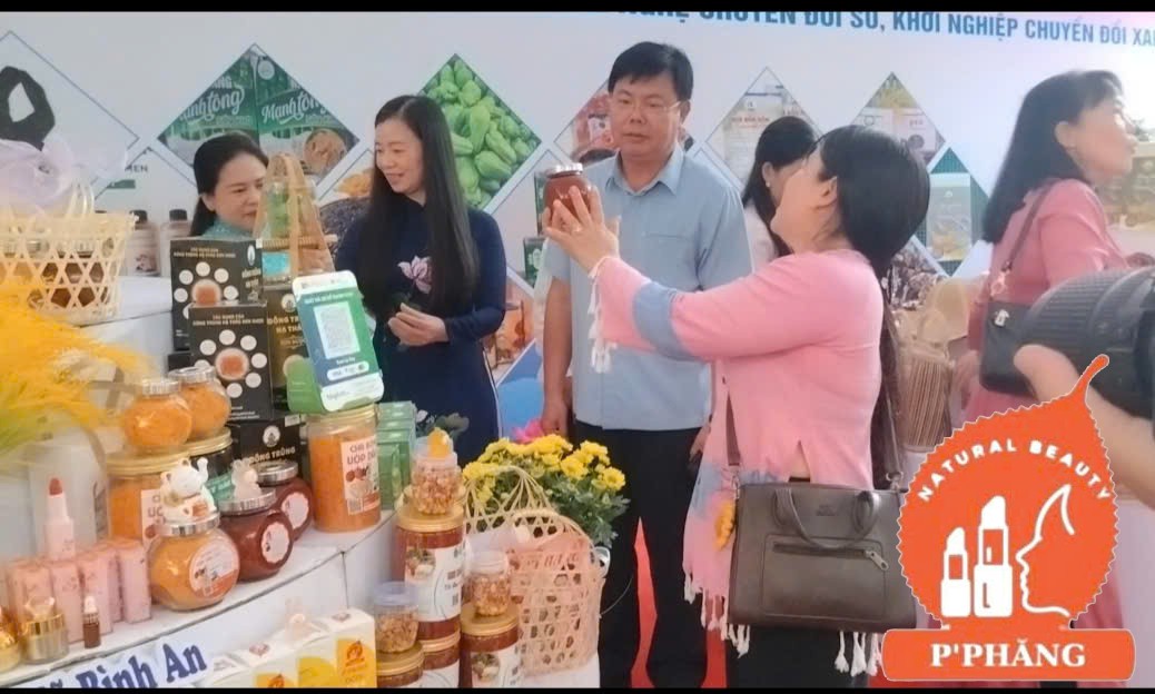 GIAN HÀNG CỦA NỮ HOÀNG GẤC P'PHĂNG ĐƯỢC ĐÓN TIÉP BÍ THƯ TỈNH UỶ AN GIANG GHÉ THĂM QUAN