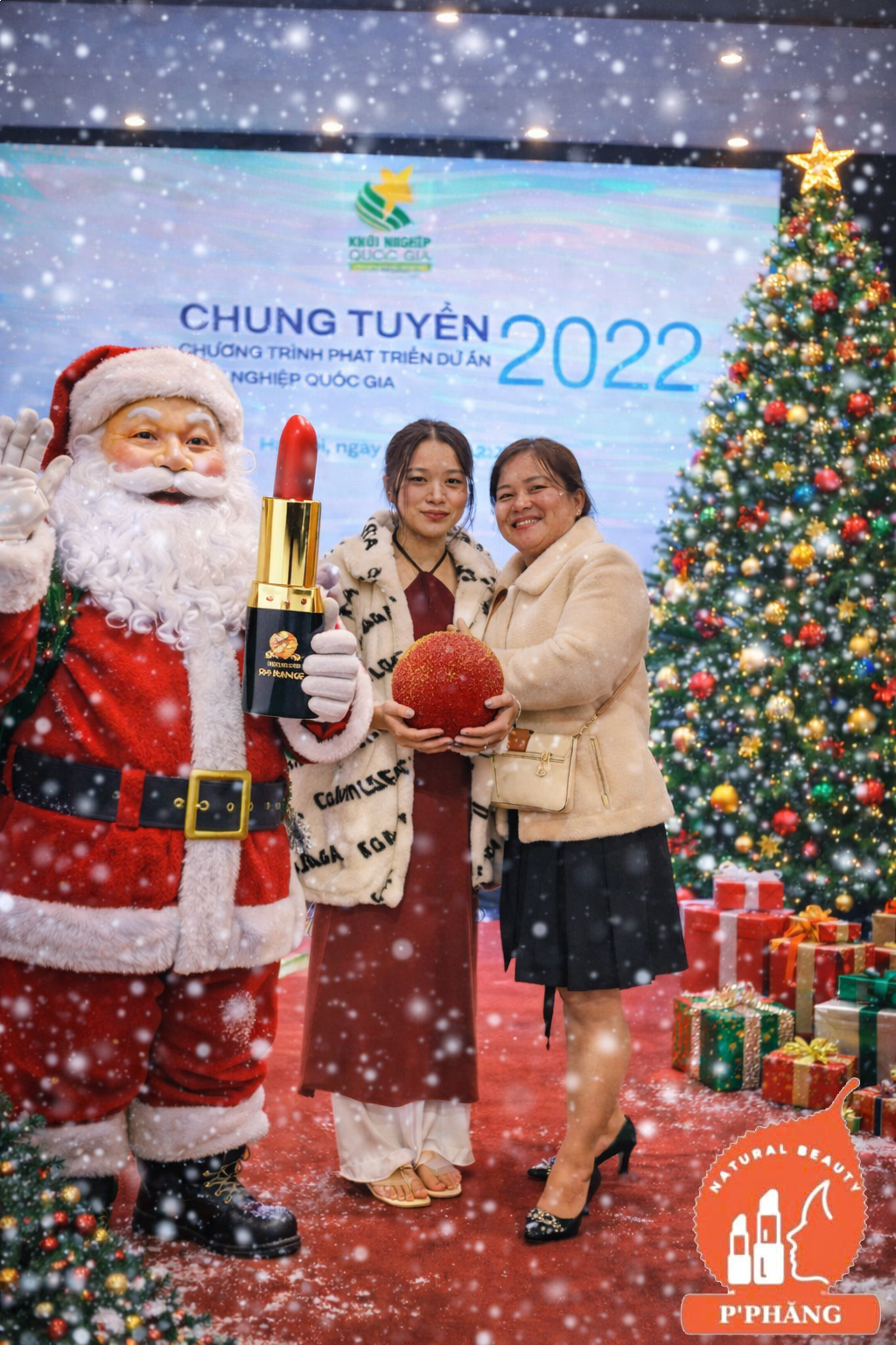 ÔNG GIÀ NOEL CẦM CÂY SON GẤC P'PHĂNG