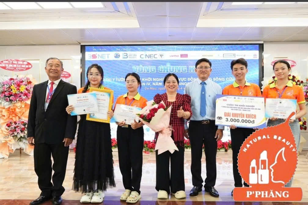 THẦY HIỆU TRƯỞNG TRƯỜNG đh BẠC LIÊU TRAO THƯỞNG